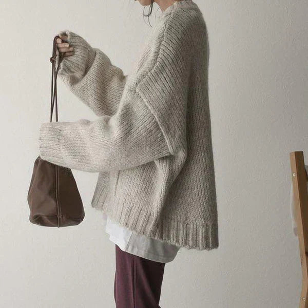 Oversized jumper with ivory-coloured front pocket and large, deep pockets for women