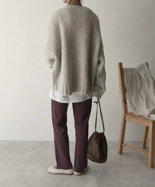 Oversized jumper with ivory-coloured front pocket and large, deep pockets for women