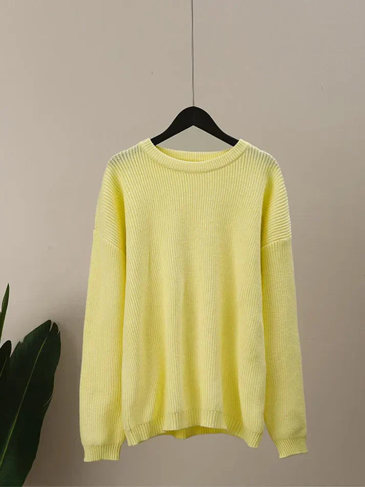 Warm winter jumper: fashionable round neckline in a minimalist design