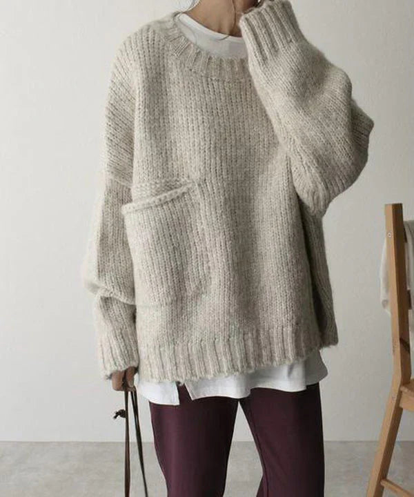 Oversized jumper with ivory-coloured front pocket and large, deep pockets for women