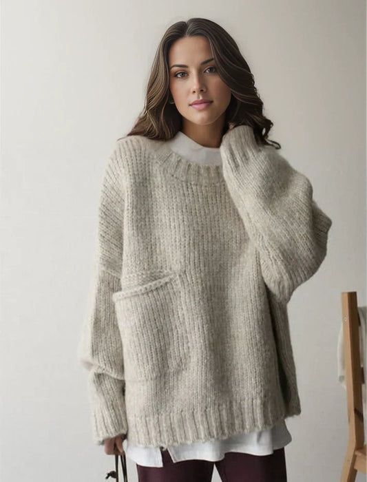 Oversized jumper with ivory-coloured front pocket and large, deep pockets for women