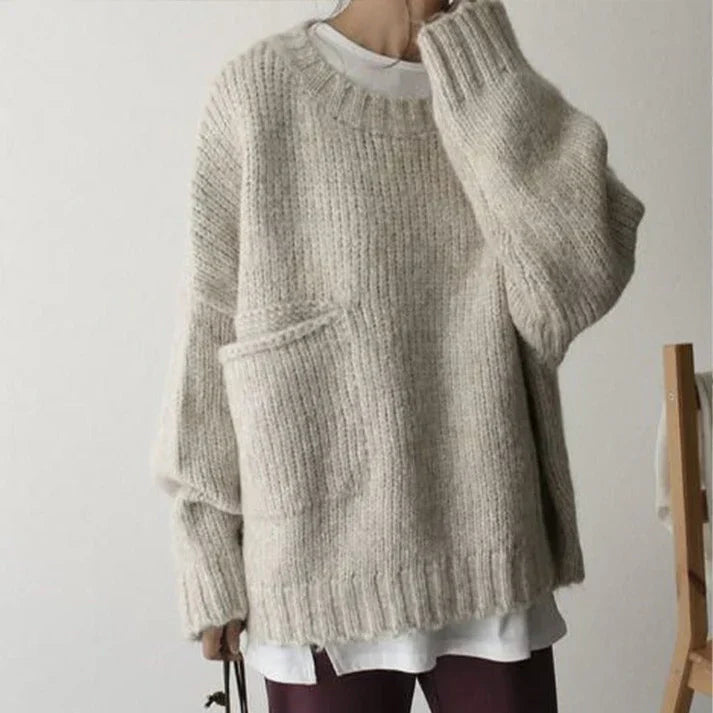 Oversized jumper with ivory-coloured front pocket and large, deep pockets for women