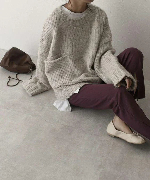 Oversized jumper with ivory-coloured front pocket and large, deep pockets for women