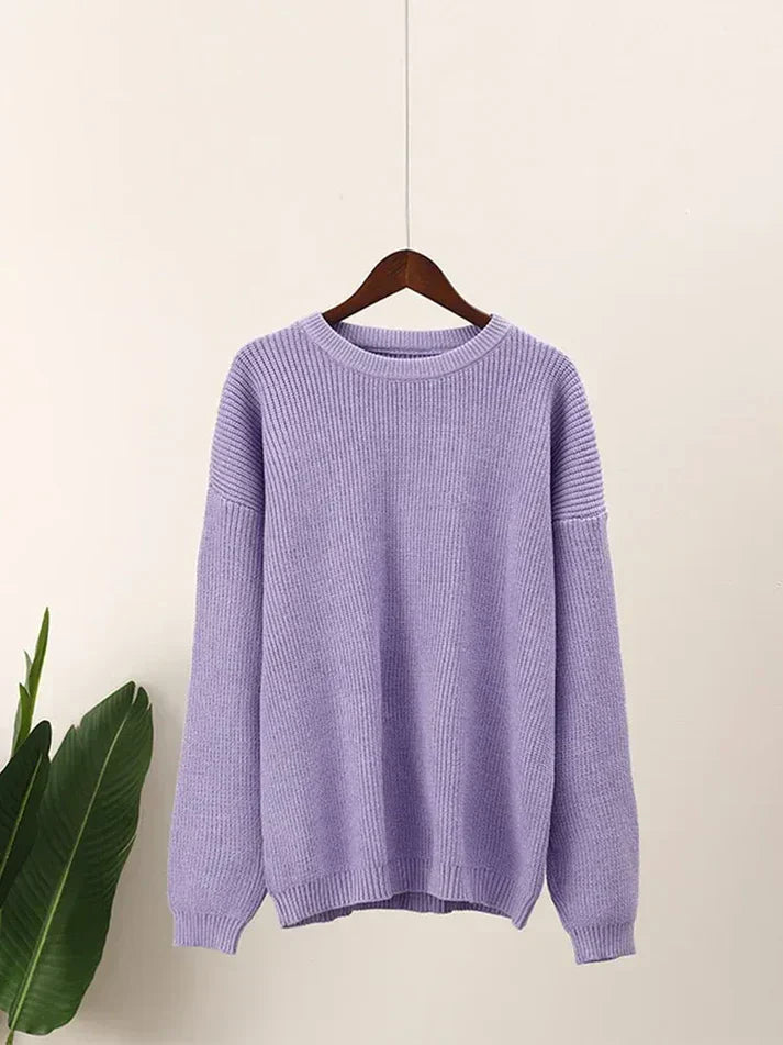 Warm winter jumper: fashionable round neckline in a minimalist design