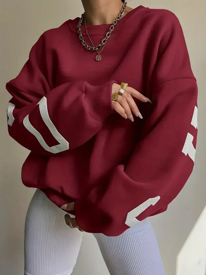 Oversized, trendy jumper with letters on the sleeves for women