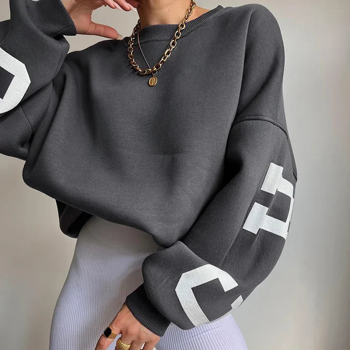 Oversized, trendy jumper with letters on the sleeves for women