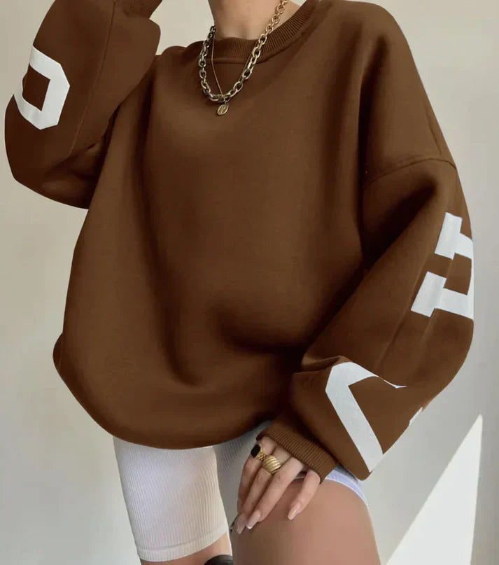 Oversized, trendy jumper with letters on the sleeves for women