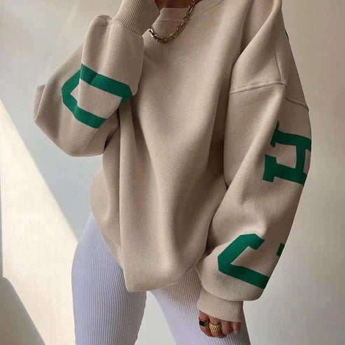 Oversized, trendy jumper with letters on the sleeves for women